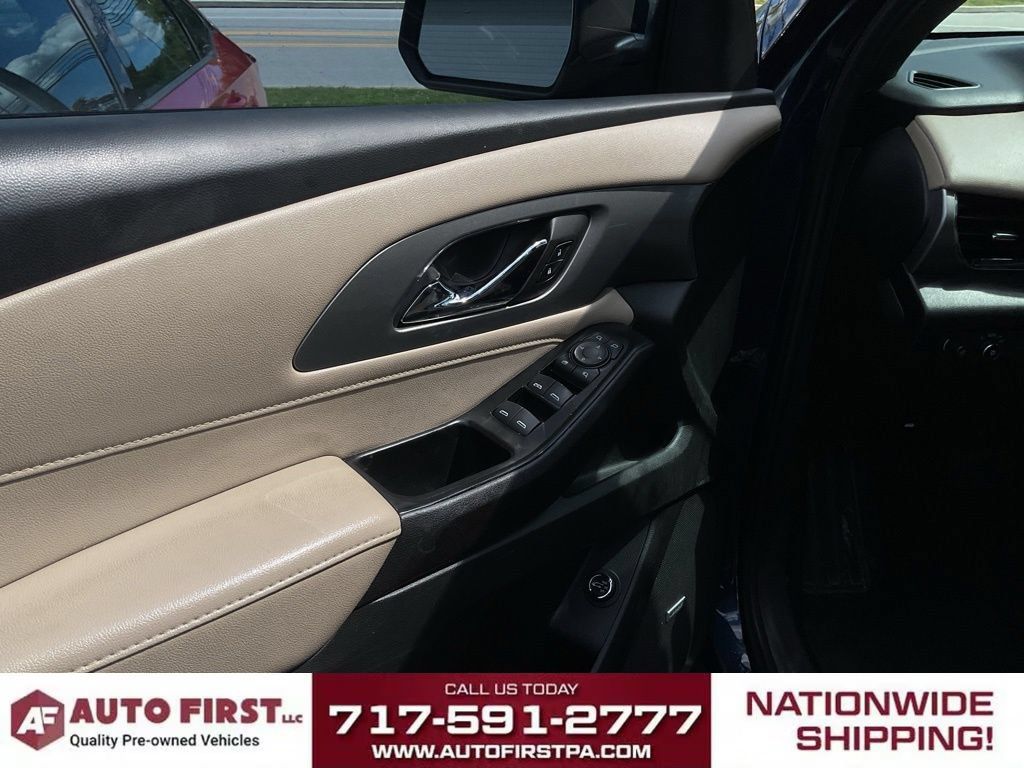 Used 2023 Chevrolet Traverse LT w/ LT Premium Package AWD/4WD image 5