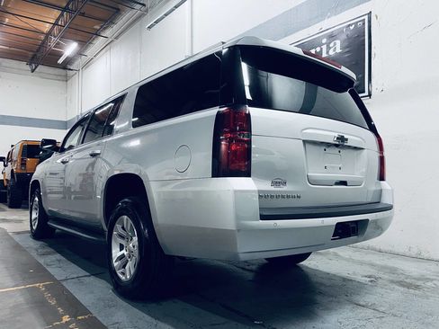 Used 2018 Chevrolet Suburban LT RWD image 8