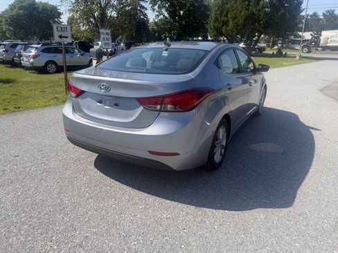 Used 2015 Hyundai Elantra SE w/ Option Group 03 FWD image 5