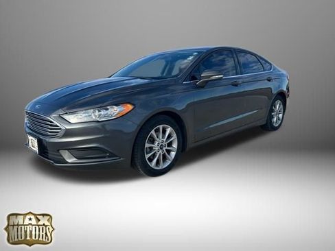 Used 2017 Ford Fusion SE w/ Fusion SE Technology Package image 3