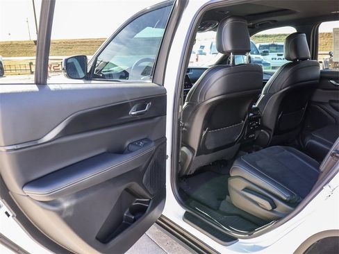 New 2025 Jeep Grand Cherokee L Altitude image 25