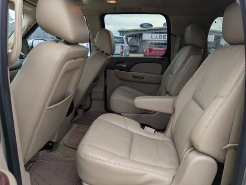 Used 2014 Chevrolet Suburban LT RWD image 13
