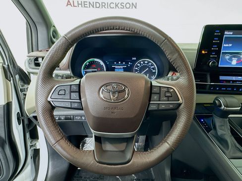 Used 2024 Toyota Sienna Platinum image 15