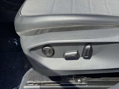 Used 2023 Volkswagen Taos SE w/ Panoramic Sunroof Package AWD/4WD image 17