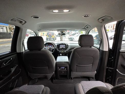 Used 2021 Chevrolet Traverse LT image 17