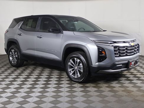 Used 2025 Chevrolet Equinox LT w/ Safety and Technology Package image 2