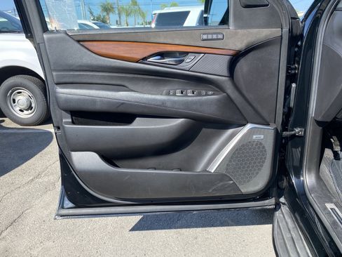 Used 2018 Cadillac Escalade Luxury image 16