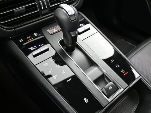 Certified 2025 Porsche Macan image 22