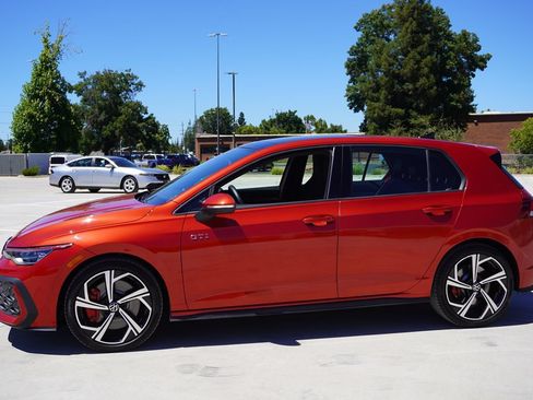 Used 2025 Volkswagen Golf SE FWD image 3