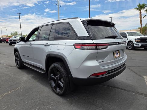 Used 2024 Jeep Grand Cherokee Altitude AWD/4WD image 4