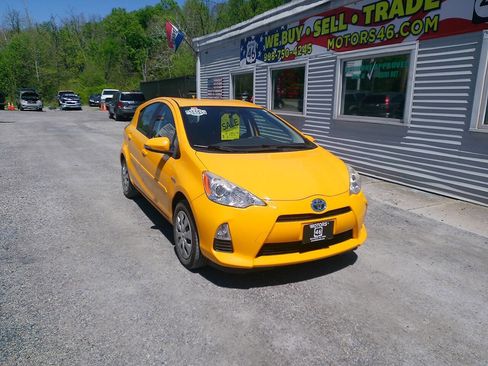 Used 2014 Toyota Prius C Two FWD image 4
