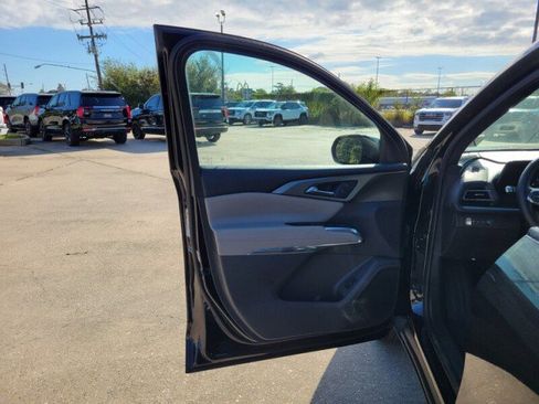 Used 2025 Chevrolet Traverse LT image 13