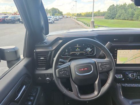 Used 2025 GMC Sierra 2500 AT4 w/ AT4 Premium Plus Package AWD/4WD image 15