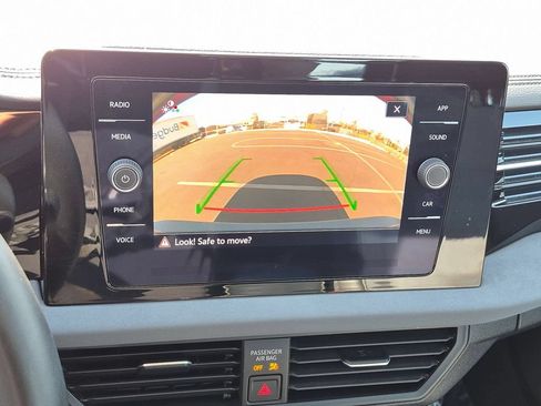 Used 2025 Volkswagen Jetta SE FWD image 17