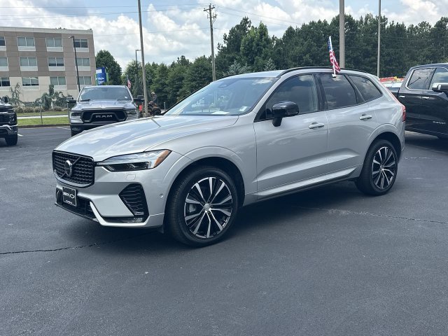 Used 2025 Volvo XC60 B5 Plus AWD/4WD image 4