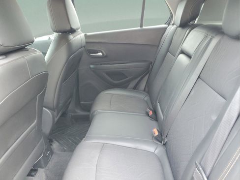 Used 2020 Chevrolet Trax LT w/ Sun & Sound Package FWD image 6