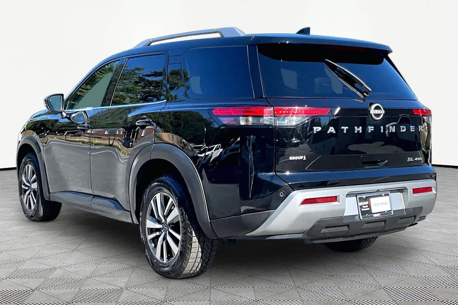 Used 2025 Nissan Pathfinder SL AWD/4WD image 12