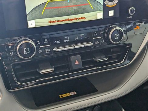 Used 2023 Toyota Highlander L image 25