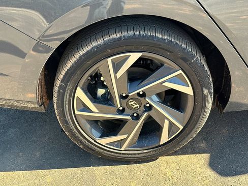 New 2025 Hyundai Elantra SEL FWD image 18