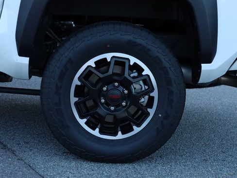 Used 2025 Toyota Tacoma TRD Off-Road image 16