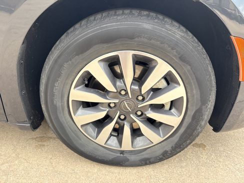 Used 2021 Chrysler Pacifica Touring-L FWD image 13