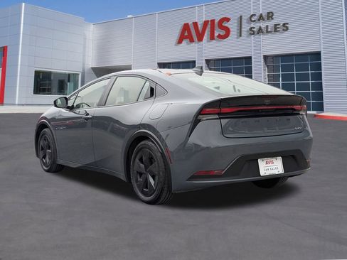 Used 2025 Toyota Prius LE image 3