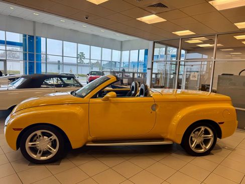 Used 2004 Chevrolet SSR w/ Preferred Equipment Group image 7