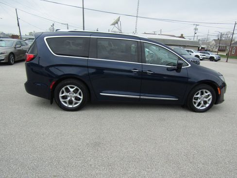 Used 2019 Chrysler Pacifica Touring-L Plus w/ Advanced Safetytec Group image 2