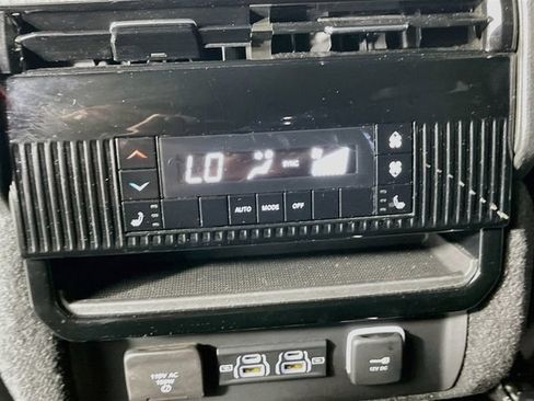 Used 2022 Jeep Wagoneer Series III w/ Premium Group I AWD/4WD image 28