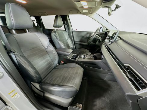Used 2024 Mitsubishi Outlander SE image 32