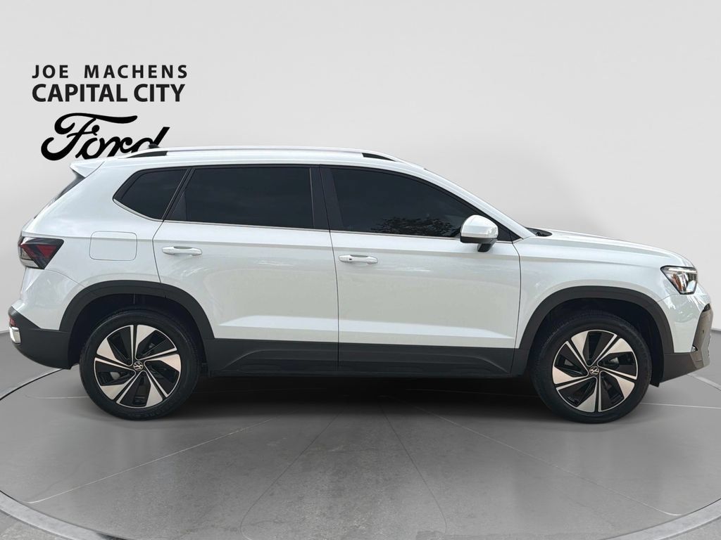 Used 2025 Volkswagen Taos SE AWD/4WD image 3