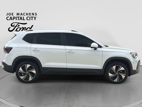 Used 2025 Volkswagen Taos SE AWD/4WD image 3