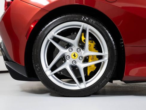 Used 2023 Ferrari F8 Spider image 21