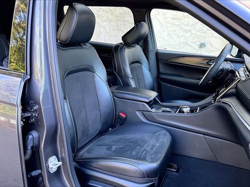 Used 2025 Jeep Grand Cherokee L Altitude RWD image 9