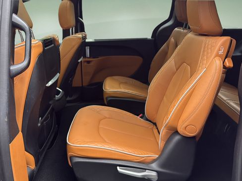 Used 2023 Chrysler Pacifica Pinnacle FWD image 14