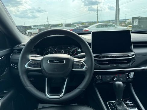 Used 2025 Jeep Compass Latitude w/ Convenience Group AWD/4WD image 18