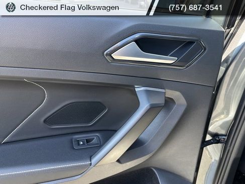 Used 2023 Volkswagen Tiguan SE w/ Panoramic Sunroof Package image 23