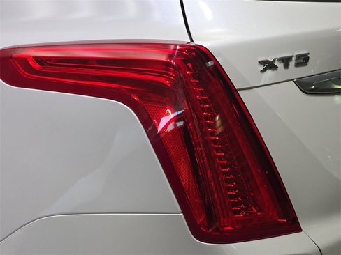 Used 2018 Cadillac XT5 Luxury image 36