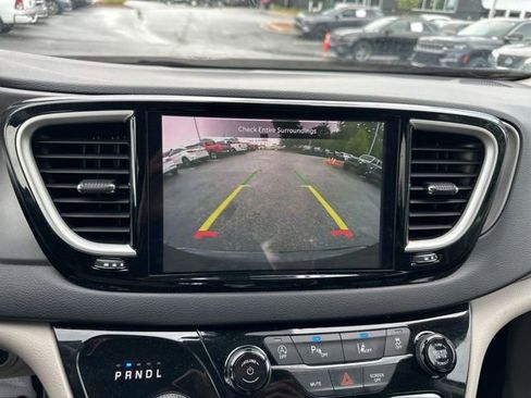 Used 2023 Chrysler Pacifica Touring-L FWD image 21