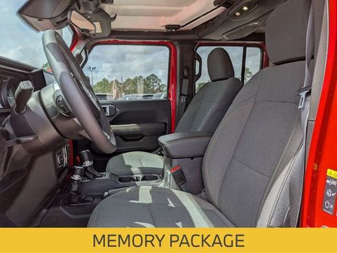 Used 2025 Jeep Wrangler Unlimited Sahara image 22