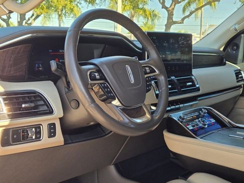 Used 2022 Lincoln Navigator Reserve image 10