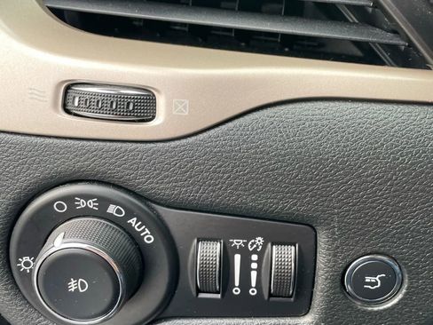 Used 2015 Jeep Cherokee Limited w/ Luxury Group AWD/4WD image 14