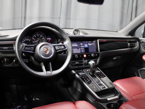 Certified 2025 Porsche Macan image 4
