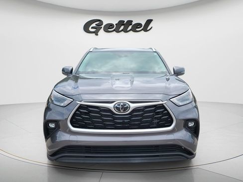 Used 2023 Toyota Highlander XLE FWD image 2