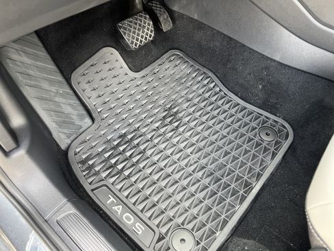 Certified 2025 Volkswagen Taos SE image 15