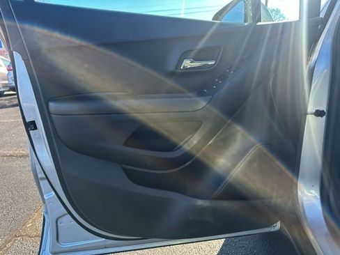 Used 2018 Chevrolet Trax LT w/ LT Convenience Package image 14