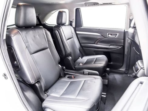 Used 2019 Toyota Highlander XLE AWD/4WD image 34