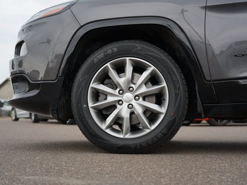 Used 2018 Jeep Cherokee Latitude AWD/4WD image 11