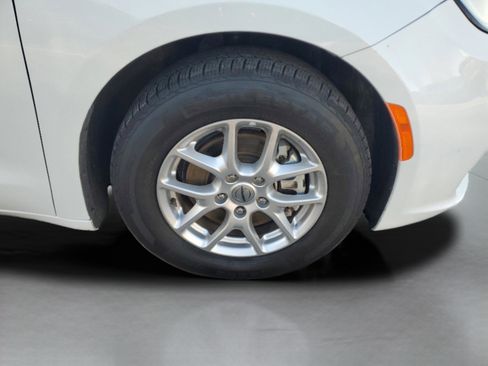 Used 2023 Chrysler Pacifica Touring-L FWD image 30