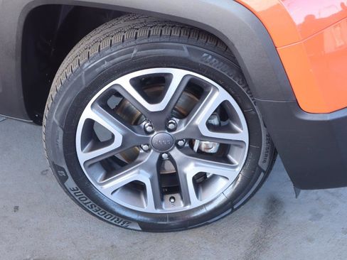 Used 2018 Jeep Renegade Latitude w/ Popular Equipment Group FWD image 3